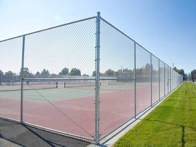 Полимер-покрытая загородка теннисных кортов с двойными воротами.
