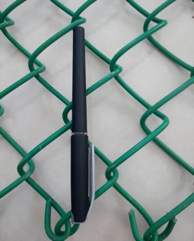 Черная ручка помещена на зеленом PVC покрыла загородку звена цепи и длина 2 отверстий соответствующая с длиной ручки.