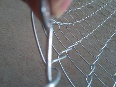 PVC покрыл загородку звена цепи с отверстиями формы диаманта и концы извива помещены на поле.