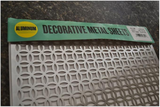 декоративные металлические листы с сделанными по образцу отверстиями
