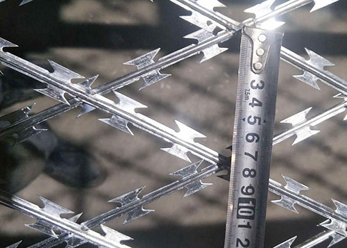 Горячая окунутая гальванизированная колючая проволока бритвы для тюрьмы защищает загородку