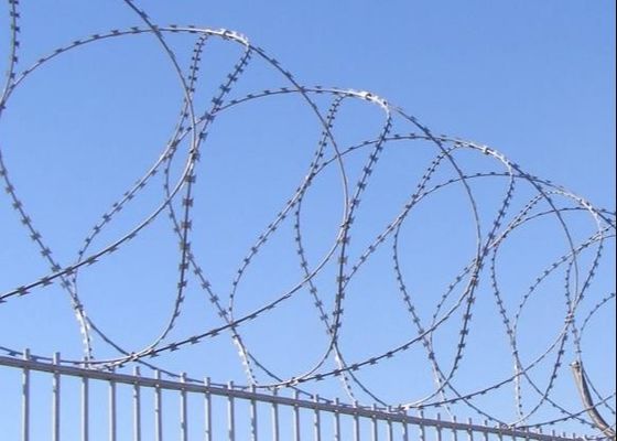 Тяжелый гальванизированный ограждать безопасности ленты провода бритвы концертины колючий