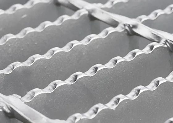 Сваренное 30x100Mesh гальванизировало пол скрежеща ориентированный на заказчика размер