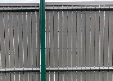Внешний декоративный 4ft изогнутый металлический забор Пластмассовый ПВХ покрытый