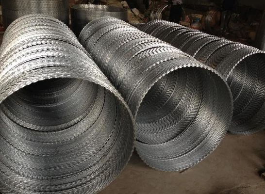 Горяче погруженный оцинкованный колючий лезвие Concertina проволока для борьбы с пиратством