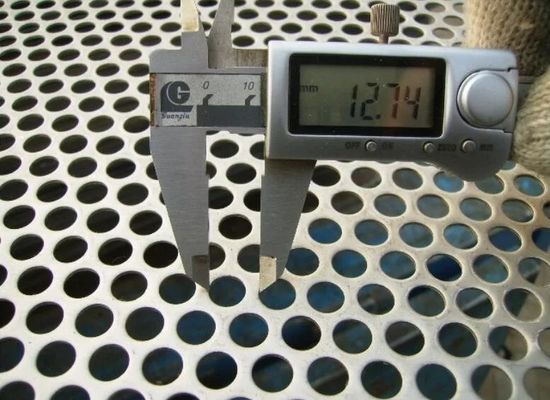 NM300 Стальная металлическая перфорационная плита для скрининга Холоднокатаная листовка из нержавеющей стали с круглым отверстием