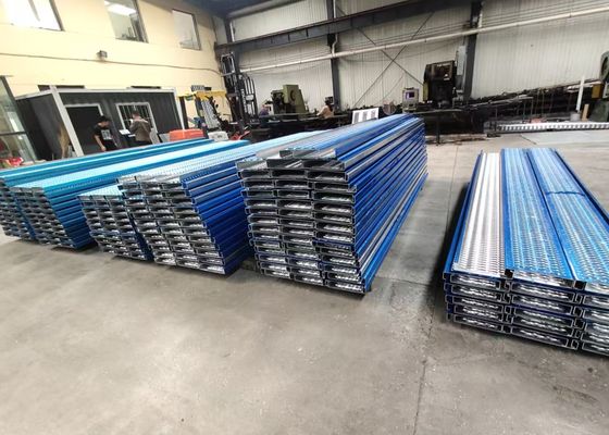 Нескользящая безопасная зубчатая решетка для прохода с перфорированными планками